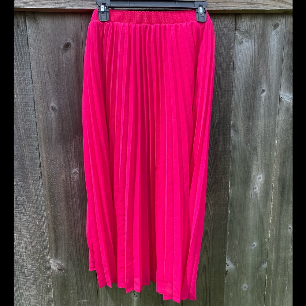 Pleated pink A-line skirt